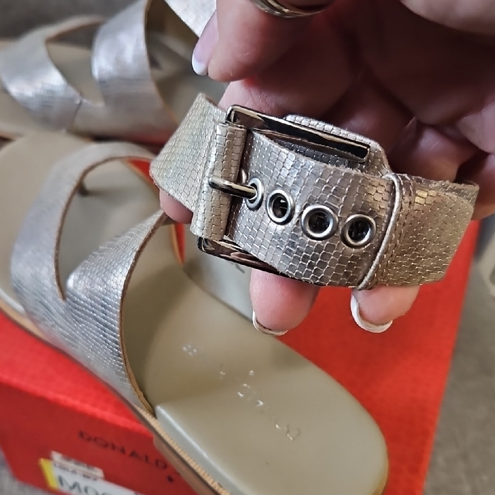 Donald J. Pliner Metallic Silver Lizard Print Crisscross Toe-Post Sandals New - Picture 11 of 12